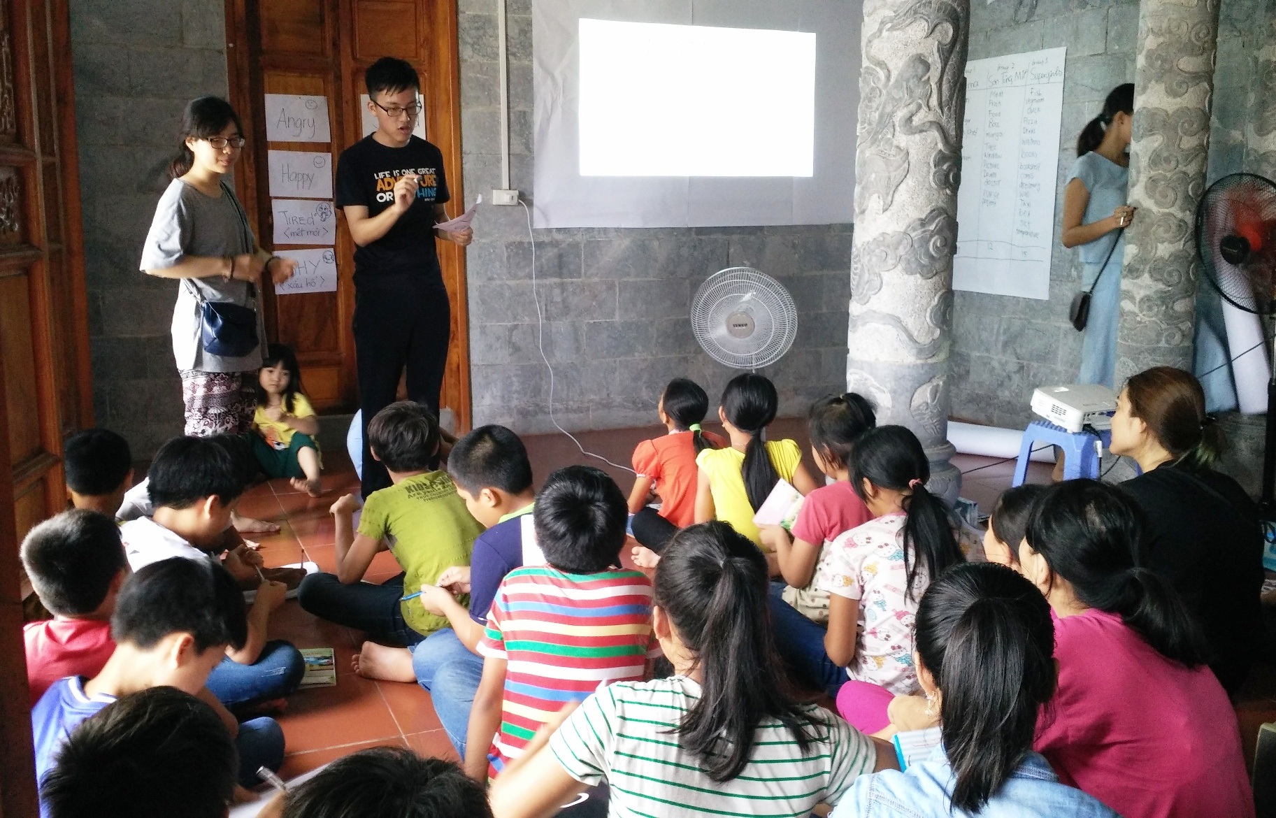 Lớp học tiếng Anh đặc biệt nơi cửa chùa - 1
Các em học sinh Việt Nam được các sinh viên Singapore dạy tiếng Anh ngay tại ngôi chùa làng.