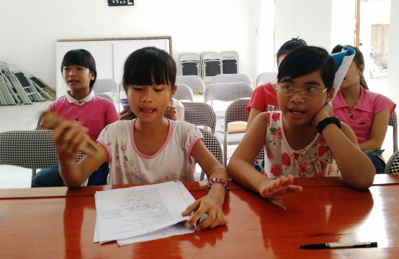 Lớp dạy hát xẩm miễn phí cho học sinh - 2 Sau thời gian học, nhiều em học sinh đã có thể vừa hát vừa cầm sênh theo nhịp từng bài.