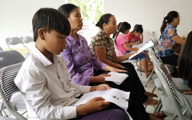 Lớp dạy hát xẩm miễn phí cho học sinh - 3 Không chỉ các em học sinh nữ mà còn có cả học sinh nam cũng theo học hát xẩm, các bà đưa cháu đến lớp cũng tham gia học hát.