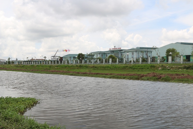 Đoạn kênh nước điều hòa KCN Khánh Phú nơi xảy ra hiện tượng cá chết hàng loạt những ngày qua.