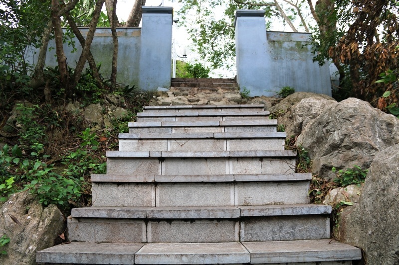 Để lên được trên đỉnh Dục Thúy Sơn, duy khách phải leo gần 100 bậc cầu thang. Hai bên đường lên, cây xanh tỏa bóng mát, những phiến đá to nằm men theo đường đi tạo nên khung cảnh thiên nhiên kỳ vĩ. Dục Thúy Sơn còn được gọi với nhiều tên khác như núi Non Nước, hay xưa kia là Hồ Thanh Sơn...