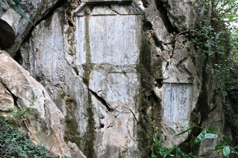 Những bài thơ trên đá làm cho Non Nước trở thành trường hợp hiếm có ở Việt Nam, và không phải núi non, hang động nào được xếp loại danh thắng cũng được khắc thơ nhiều như vậy.