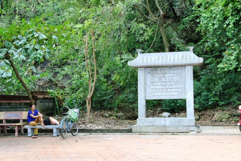 Dục Thúy Sơn hiện còn lưu giữ hơn 40 bài thơ khắc trên đá núi, trải qua hàng trăm năm nay vẫn trường tồn với thời gian. Vì thế, núi thơ đặc biệt này đã được xếp hạng di tích lịch sử, danh thắng cấm xâm hại. Ngay dưới chân núi, chính quyền địa phương trưng biển cấm du khách xâm hại từ nhiều năm nay.