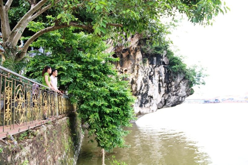 Hãy đến chiêm ngưỡng “núi thơ” độc đáo nhất Việt Nam để tận hưởng không khí tĩnh lặng, thanh bình. Ngoài cảnh quan hữu tình, trên đỉnh núi còn có những bức thơ tuyệt vời để bạn ngắm nhìn và lưu giữ.