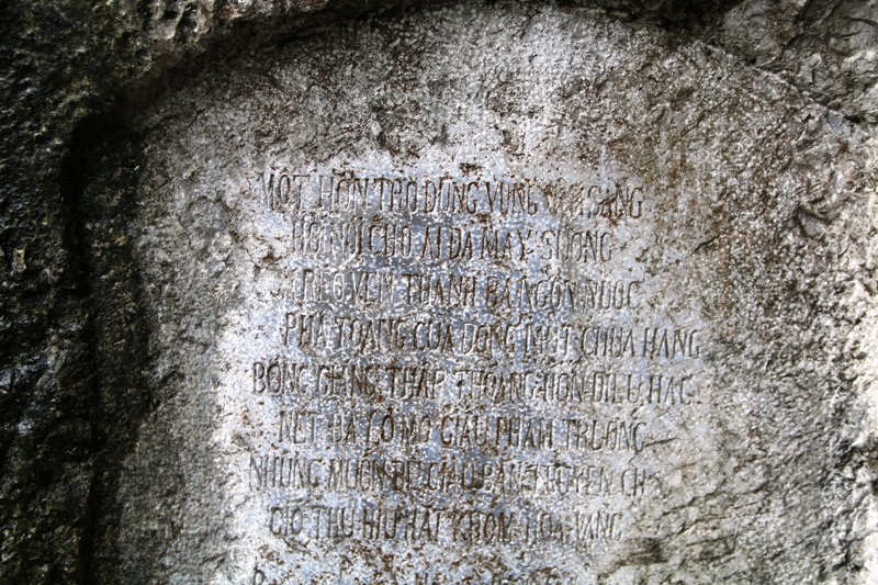 Không chỉ có những bài thơ chữ Hán, mà nhiều bài thơ khắc bằng tiếng Việt cũng được nhiều danh nhân yêu thi ca khi đến thăm núi Dục Thúy cũng thả hồn làm thơ rồi khắc vào đây cho sự lưu dấu tại nơi này.
