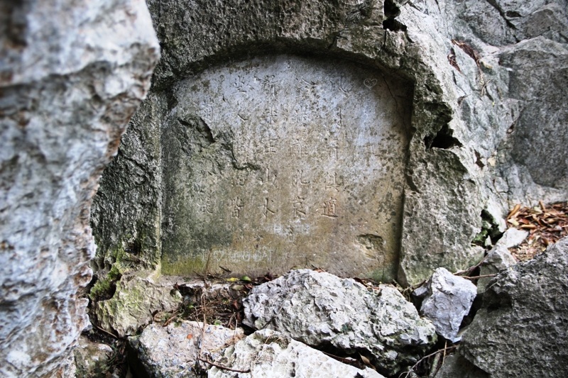 Những bài thơ in sâu trong đá, trải qua hàng trăm năm vẫn trường tồn với thời gian. Tất cả minh chứng, núi Non Nước vốn là ngọn núi đẹp, thơ mộng, đầy ắp những cảm xúc thi ca nên đời nối tiếp đời nhiều vị quân vương, hoàng đế, tao nhân mạc khách khi có dịp đi qua Ninh Bình đều tìm đến đây thăm thú, thưởng ngoạn cảnh sơn thuỷ hữu tình và không ít người đã đề thơ, tạc thơ vào vách đá.