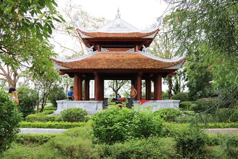 Lầu Nghinh Phong trên đỉnh núi Dục Thúy, từ đây du khách có thể phóng tầm nhìn về 4 phương, thấy được vẻ đẹp thơ mộng của dòng sông Đáy, sông Vân, thành phố Ninh Bình... Nghỉ chân tại Nghinh Phong, du khách cũng có thể thả hồn buông thơ để ca ngợi của vẻ đẹp nơi đây.