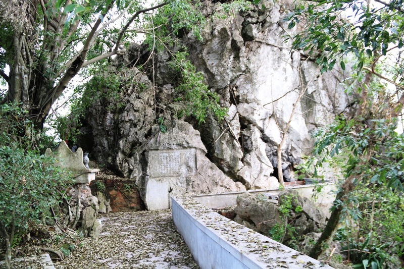 Không gian trên đỉnh núi từ lâu đã được quy hoạch sạch đẹp để du khách mỗi khi đến tham quan núi có cơ hội chiêm ngắm những bài thơ cổ. Khuôn viên trên đỉnh núi rộng hàng trăm m2, có ghế đá, cây xanh, và tượng đài người danh hùng quê hương Ninh Bình Lương Văn Tụy.