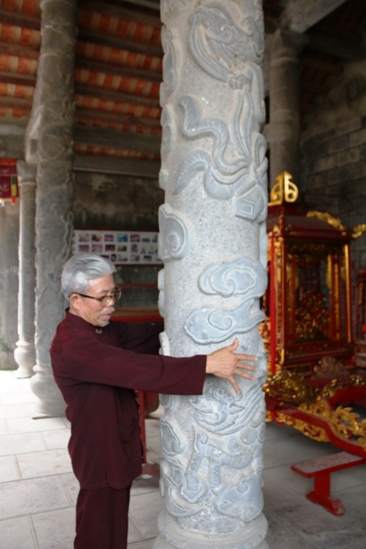 Mỗi cây cột đá trong Tiền đình cao hơn 4m, to bằng cả người ôm. Những cột đá này được làm bằng đá xanh nguyên khối, khai thác từ các dãy núi trong làng. Ông Sỹ cho biết thêm, để xây dựng xong ngôi đền hoàn chỉnh phải sử dụng hàng trăm khối đá.