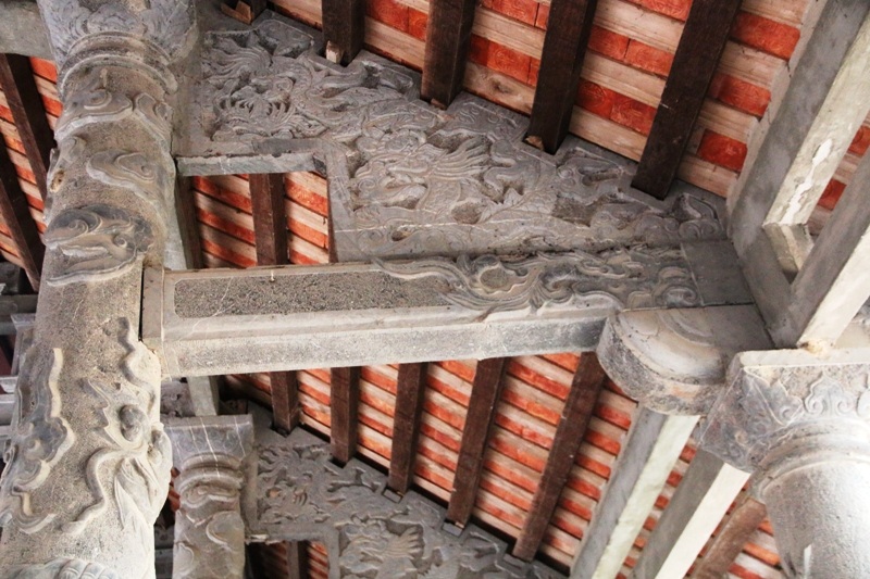 
Tại mỗi vì các mối nối ghép với nhau bằng các mộng được che phủ bởi những họa tiết rồng bay - phượng múa, long ly quy phượng hay tùng trúc cúc mai...
