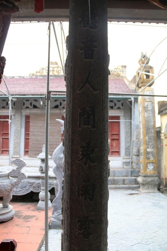 
Các hoành phi câu đối trên cột, trong đình cũng được khắc bằng đá tạo nên sự trường tồn vĩnh cửu với thời gian.
