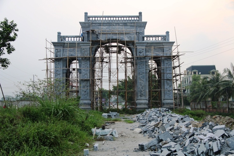 
Không chỉ nổi tiếng với đình làng bằng đá, làng đá Ninh Vân (trong đó có làng Xuân Vũ) hiện đang được nhiều người biết đến với cổng làng to nhất tỉnh, được xây dựng hoàn toàn bằng đá xanh nguyên khối.
