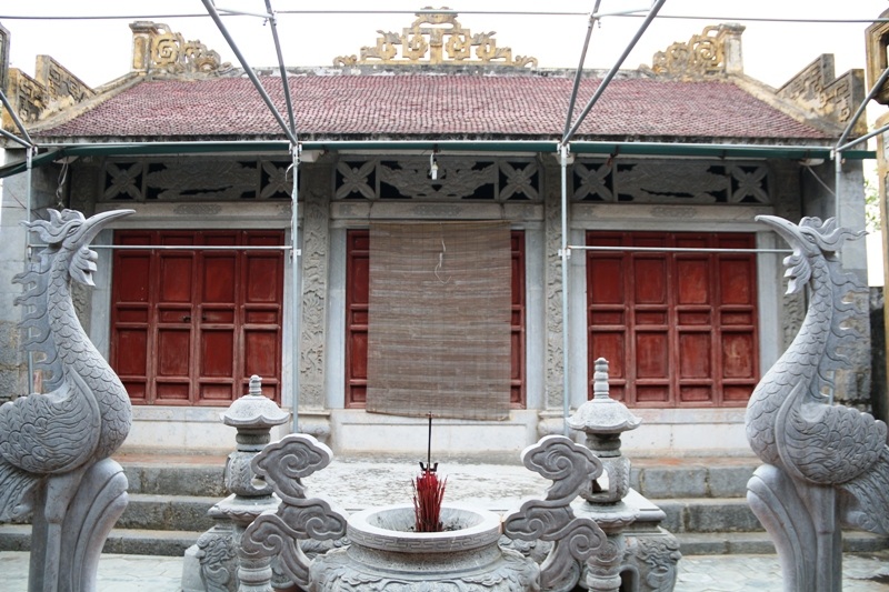 
Đình phục dựng lại vẫn có Tiền đường, Hậu cung và 2 bên tả hữu thờ gia tiên. Tất cả các chi tiết chính xây đình đều bằng đá xanh nguyên khối, do chính các nghệ nhân là con em trong làng chế tác và tự nguyện đóng góp xây dựng.
