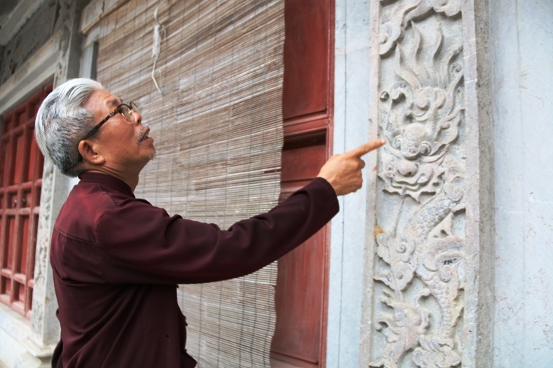 
Ông Sỹ cho biết, tại Hậu cung của ngôi đình hiện vẫn còn 4 cột đá cổ có từ hàng trăm năm trước. Những cột đá này được chạm khắc tinh xảo, được làm bằng phương pháp thủ công nhưng những nét trạm rất nổi, vân rất sâu dù cho thời gian mưa nắng cũng không bào mòn được. Đây cũng chính là những di sản mà người xưa để lại cho con cháu làng đá mỹ nghệ Ninh Vân.
