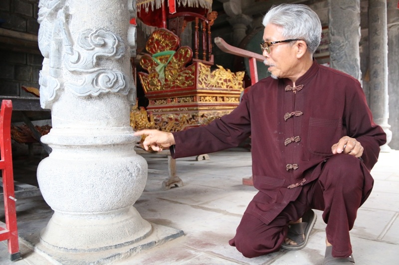 Nhiều cột đá tại Tiền đường được dựng lên trên những chân cột của ngôi đình cũ. Ông Phạm Ngọc Sỹ (70 tuổi) thủ từ trông coi ngôi đình cho hay, khi đình cũ phải phá bỏ đi, nhiều chân cột vẫn được giữ lại, trước kia trên những chân cột này là cột gỗ lim.