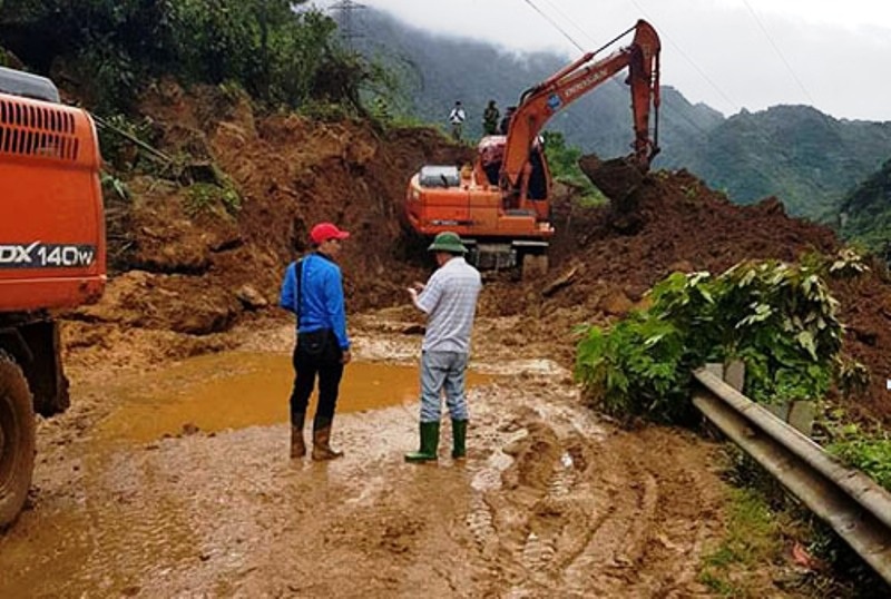 Hòa Bình: Nhiều xã vẫn còn bị cô lập sau mưa lớn - 2 Ngành GTVT Hòa Bình nỗ lực khắc phục các điểm sạt lở đất (ảnh: báo Hòa Bình)