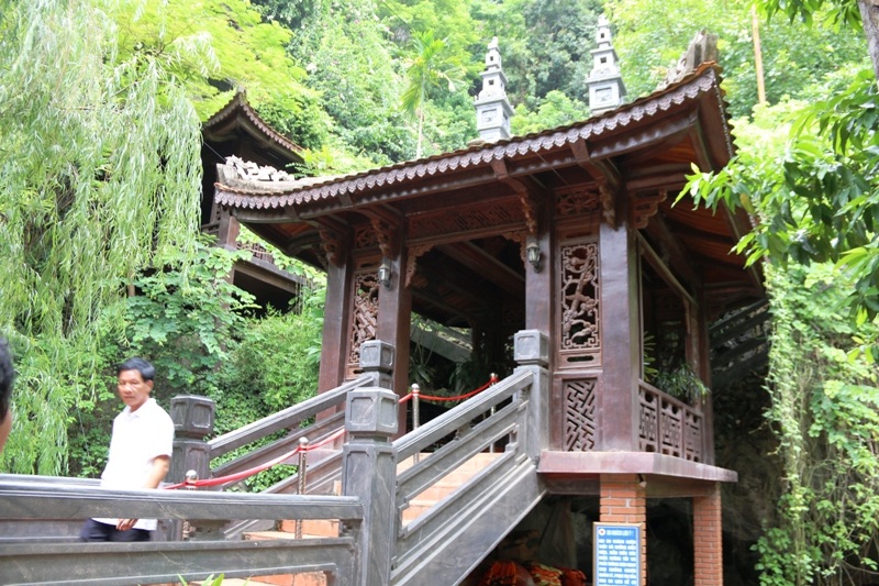 
Từ dưới bến thuyền trên dòng Sào Khê, lên thăm Tràng An cổ, nơi đây Đinh Tiên Hoàng đế ngự, chiêu nạp nghĩa binh, xuất quân đi dẹp loạn. Khi đất nước thái bình cũng là nơi ông lên ngôi Hoàng đế, khai sinh ra nước Đại Cồ Việt.
