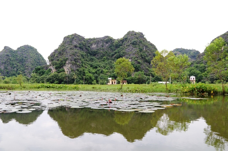 Những ngôi nhà dân nằm ẩn sâu, tựa mình vào núi đá.