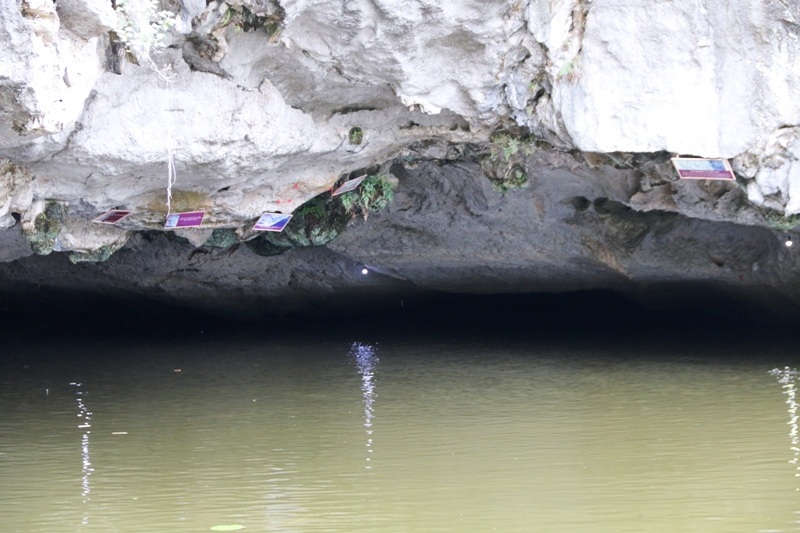 Ngay ở cửa hang phía Đông Nam hiện vẫn còn lưu giữ nhiều dấu tính của triều nhà Đinh. Đây là những vết khắc đá gắn liền với đời sống sinh hoạt, chiến đấu của quân và dân ta thời nước Đại Cồ Việt