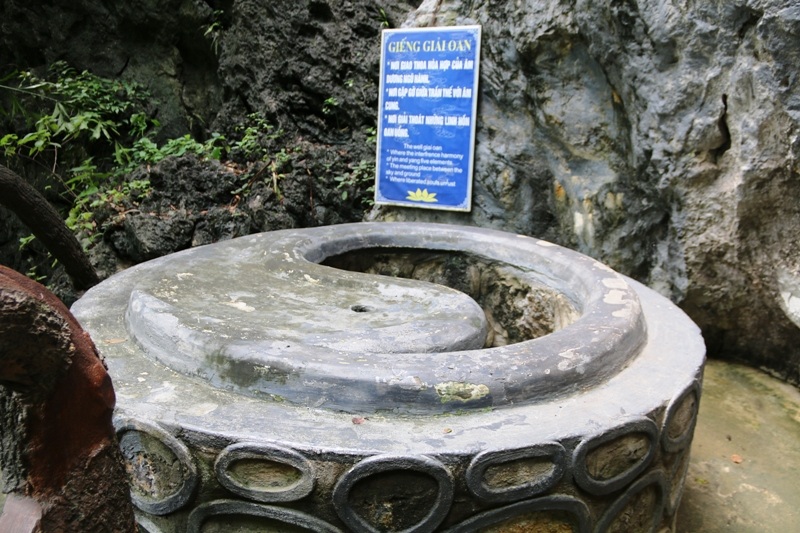 Xung quanh khu di tích này có giếng rồng, giếng giải oan vô cùng kỳ bí, đến nay vẫn chưa có lời giải về độ sâu của 2 giếng này.