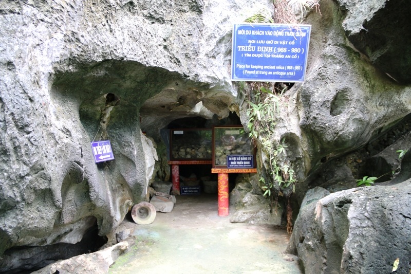 Hang lưu giữ những di vật cổ Triều Đinh