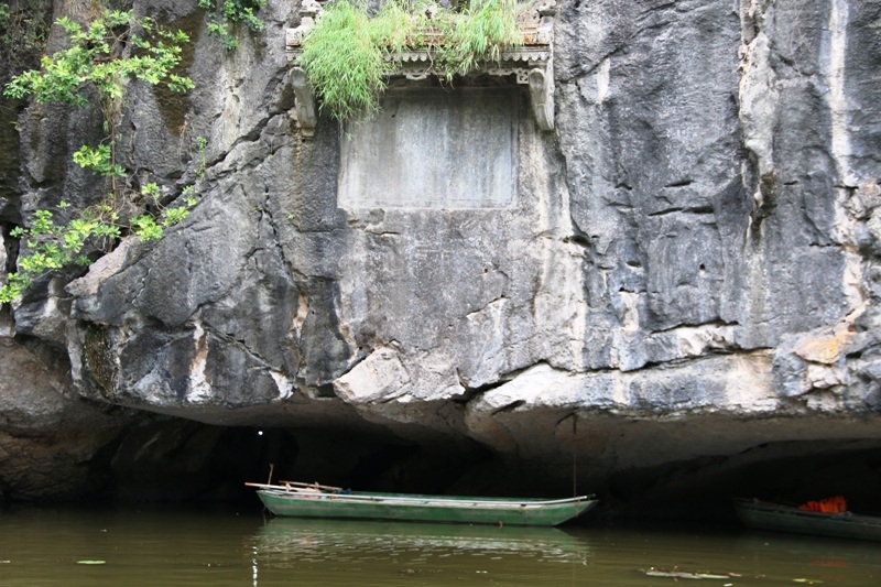 Bài thơ do chúa Trinh Sâm khắc lên vách đá bên Hang Luồn ca ngợi vẻ đẹp nơi đây.