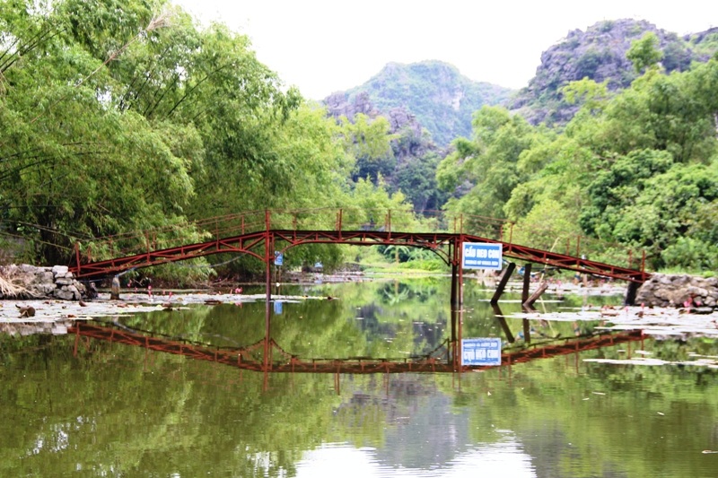 Để dòng sông không bị phá vỡ cảnh quan, người dân sống 2 bên bờ sông chỉ xây dựng những cây cầu tạm đơn sơ giản dị. Mỗi khi thuyền du khách qua đây, như đang lạc vào chốn thiên nhiên hoang sơ, hay đang ngồi trên thuyền ngắm sông nước đồng bằng sông Cửu Long.