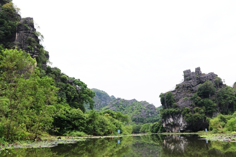 Bên hai bờ sông là những dãy núi cao mang những cái tên đậm chất lịch sử như: núi Trạng Nguyên (bên trái ảnh), núi Tủ sách, Hòm sách (bên phải ảnh) và những thung lũng mang những cái tên gắn liền với chiến công lịch sử của quân ta như: Ngô Ngã, Nắc Nẻ...