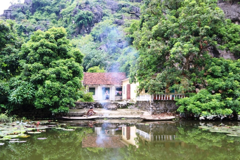 
Cuộc sống của người dân 2 bên bờ sông vẫn hiền hòa, đằm thắm như con sông uốn lượn quanh những khe núi đá, nước trong xanh mát lành. Để du thuyền trên sông Sào Khê lịch sử, du khách phải đến bến đò Tràng An cổ, đây là một trong những điểm du lịch, tâm linh, huyền bí ở Ninh Bình
