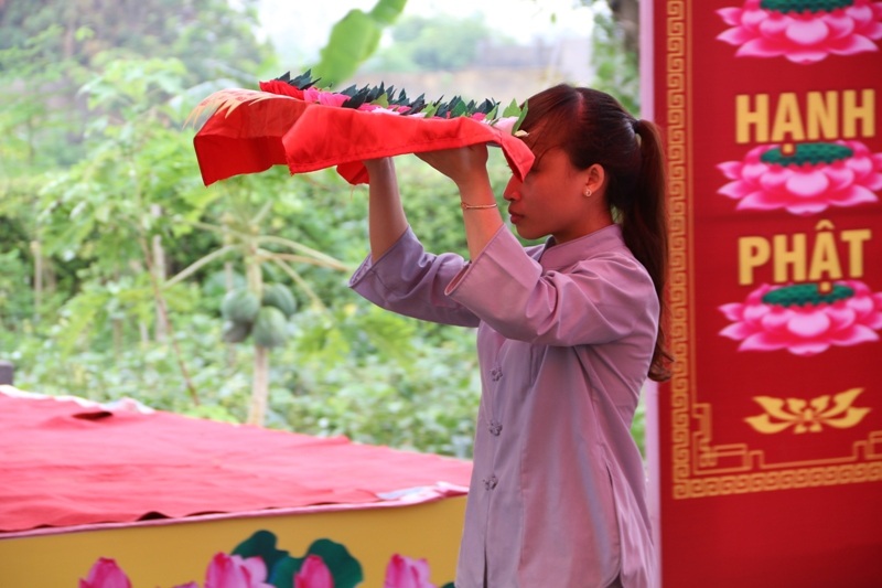 Dâng hoa cúng phật