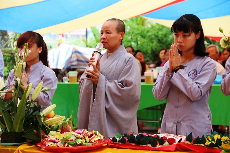 Những bạn trẻ lớn lên tại chùa Yên Ninh cùng sư trụ trì làm lễ cầu nguyện