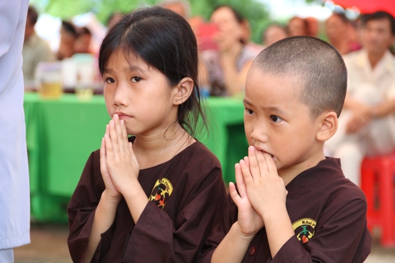 Những đứa trẻ ngơ ngác trong ngày lễ Vu lan - Báo hiếu.