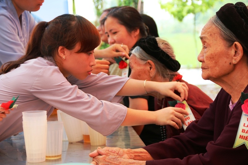 Tri ân các bậc tiền nhân, đấng sinh thành trong ngày lễ báo hiếu.