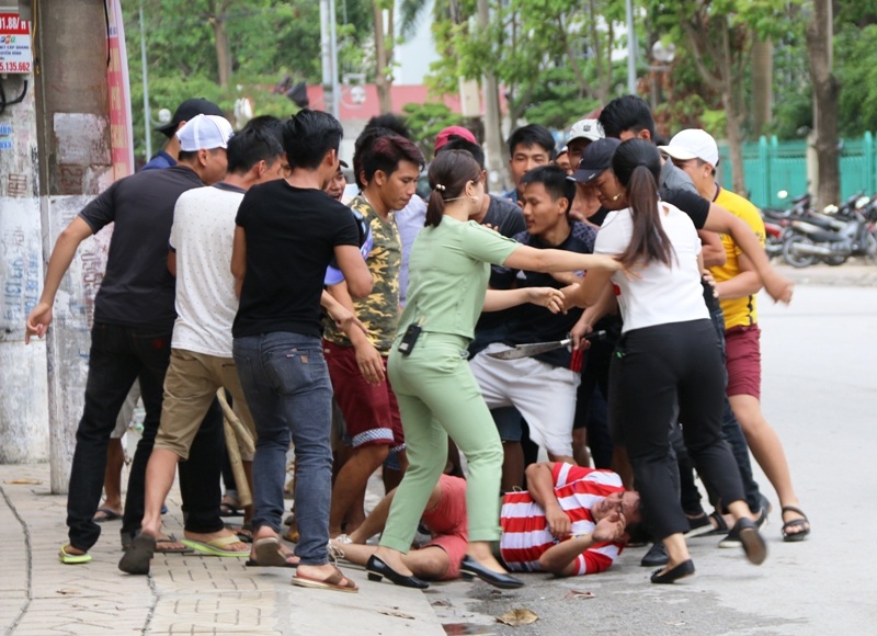 Tình huống giả định là một vụ đòi nợ thuê có sử dụng vũ khí, gây rối trật tự công cộng.