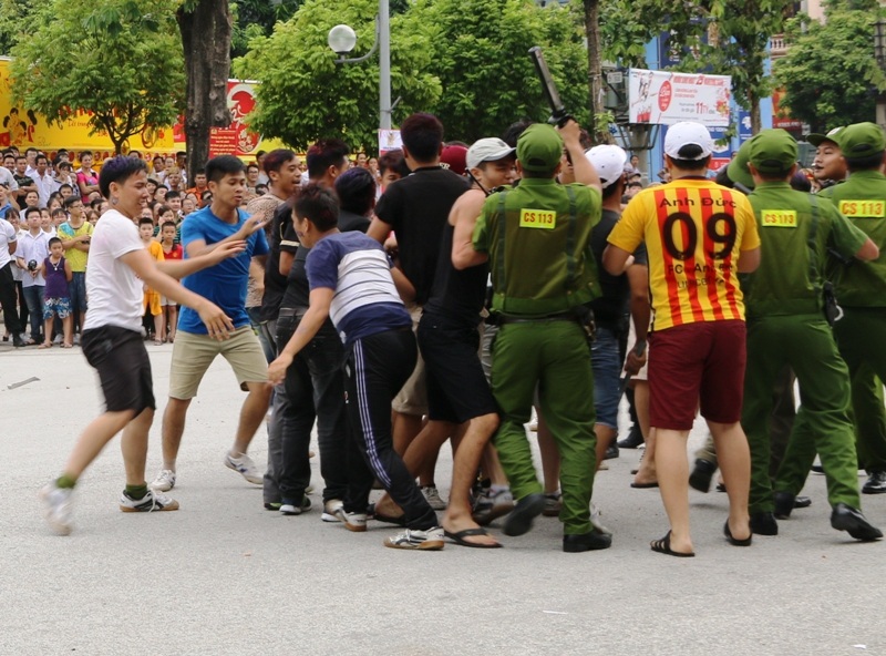 Khi lực lượng cảnh sát đến hiện trường, nhiều đối tượng ngoan cố gây rối, chống người thi hành công vụ.