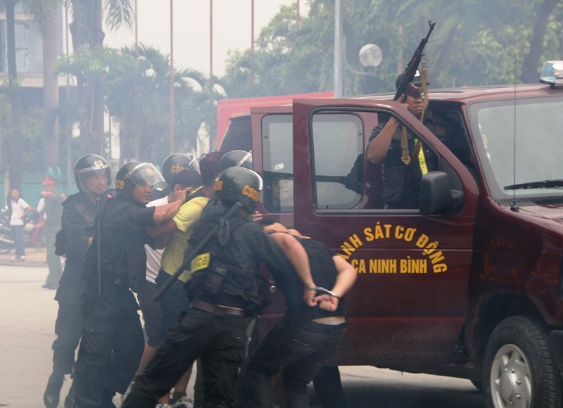 Lực lượng cảnh sát cơ động nhanh chóng có mặt, nổ súng giải tán đám đông, bắt giữ những đối tượng cộm cán.