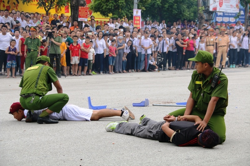 Cảnh sát 113 bắt giữ những đối tượng cầm đầu trong vụ gây rối, nổi loạn.