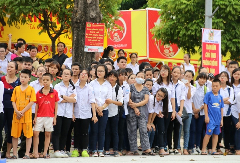 
Buổi thực binh thu hút sự chú ý của hàng nghìn người dân.
