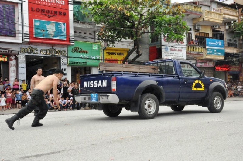 Cảnh sát đặc nhiệm nằm trên bàn chông, công phá đá - 5 Dùng yết hầu đẩy xe ô tô hơn 3 tấn đi một quãng đường dài.