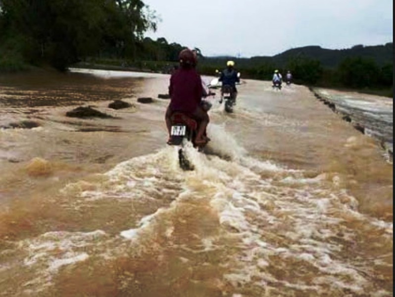 55 chiến sĩ giải cứu 11 người dân bị nước lũ cô lập - 2 Mưa lớn gây ngập nhiều tuyến đường ở Hòa Bình (Báo Hòa Bình)
