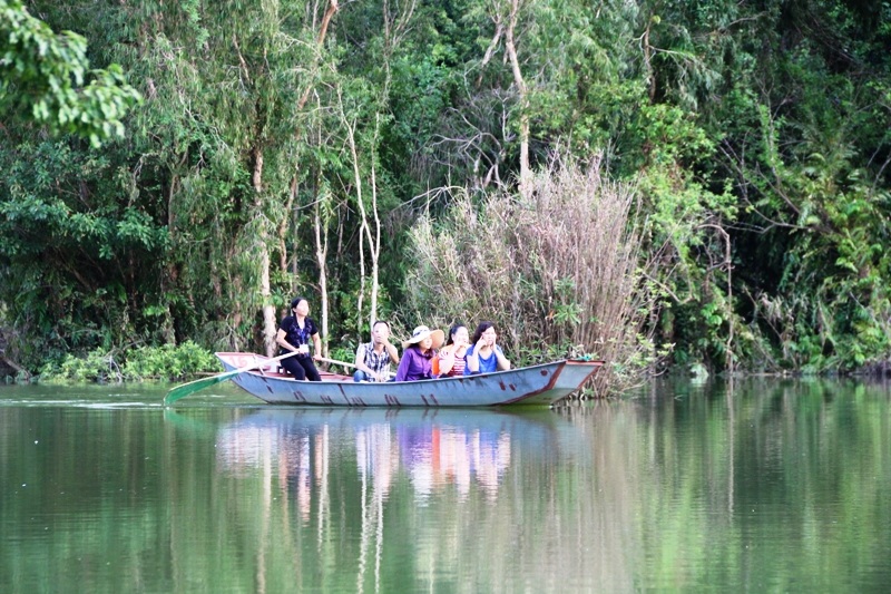 Du khách tham qua thung chim bằng thuyền, thoài mái ghi lại những hình ảnh ấn tượng tại ngôi nhà lớn nhất của các loài chim trong Thung Nham