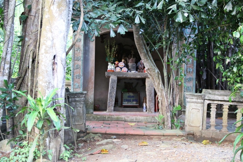 Ngôi đền cổ thờ Thắng Đại Vương ngay dưới gốc cây, được thân cây che chắn suốt nghìn năm qua. Trong ngôi đền này hiện vẫn còn lưu giữ được một bát hương bằng đá xanh nguyên khối. Mỗi năm có hàng nghìn người dân và du khách đến thắp nhang, tham quan cây đa đặc biệt này.