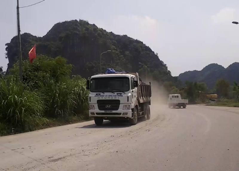 Đường vào danh thắng Tràng An mù mịt bụi đất - 2
Bụi bay mù mịt trên đường vào danh thắng Tràng An mỗi khi có xe chạy trên đường.