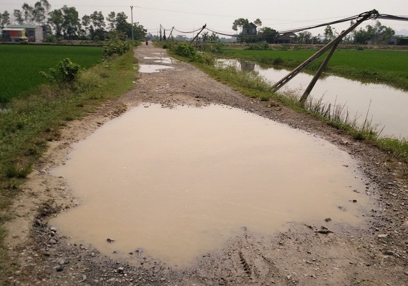 Người dân 3 xã đi chung con đường… “nát như tương” - 2 Người dân 3 xã đi chung con đường… “nát như tương” - 2