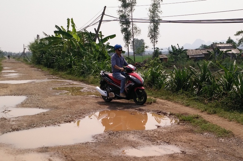 Người dân 3 xã đi chung con đường… “nát như tương” - 4 Không chỉ người dân...