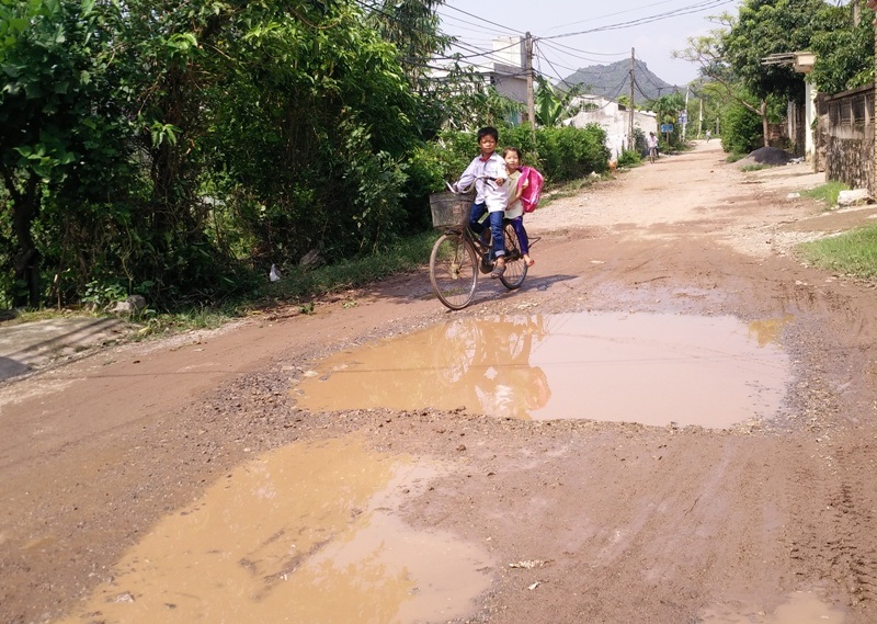 Người dân 3 xã đi chung con đường… “nát như tương” - 5 mà các em học sinh đi lại cũng rất khó khăn.