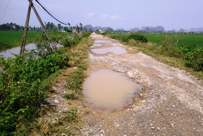 Người dân 3 xã đi chung con đường… “nát như tương” - 3 Ổ voi, ổ gà khắp nơi tạo thành những vũng nước sâu mỗi khi trời mưa xuống.