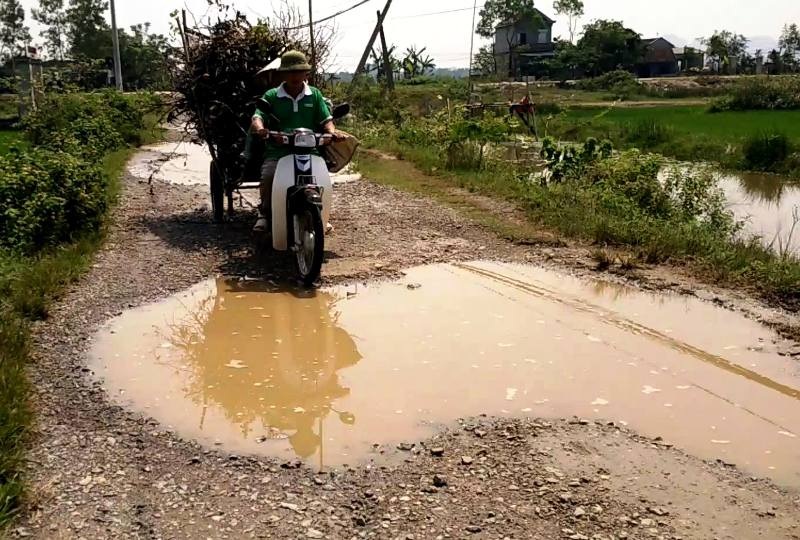Người dân 3 xã đi chung con đường… “nát như tương” - 6 Có những đoạn, người dân phải gồng mình đi qua con đường đau khổ này.