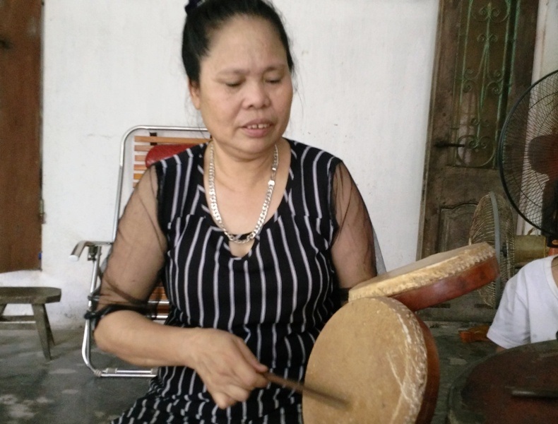 Gặp truyền nhân của “thần xẩm” Hà Thị Cầu - 1 Chị Nguyễn Thị Mận cùng đôi trống xẩm mà mẹ để lại biểu diễn bài hát xẩm mà nghệ nhân Hà Thị Cầu từng hát