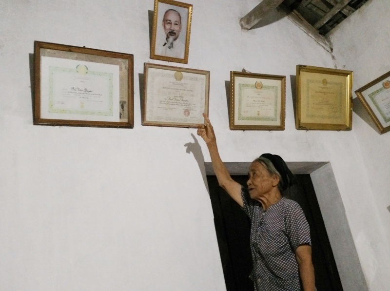 Trong căn nhà nhỏ nơi nữ kiện tướng đang sinh sống, ảnh Bác Hồ được treo trang trọng trên cao